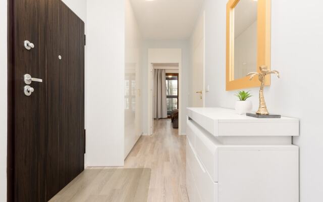 Roomy Apartment Grzybowska219 by Renters