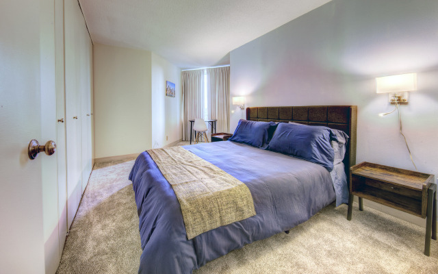 Spacious Back Bay Condo with Great Amenities!