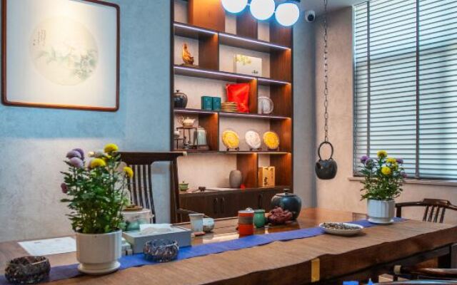 Can reside in a high-end villa (Longkan Wharf)