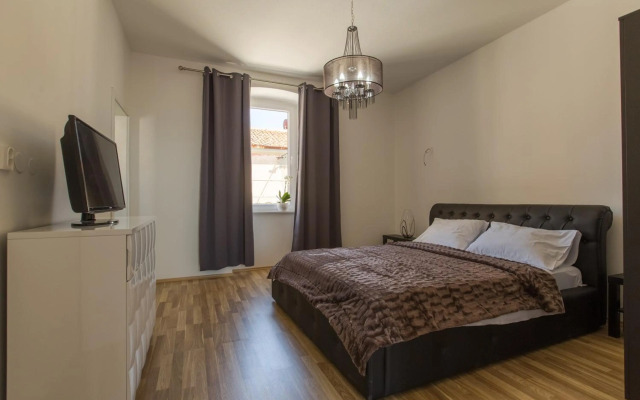 Captain Emo City Apartments