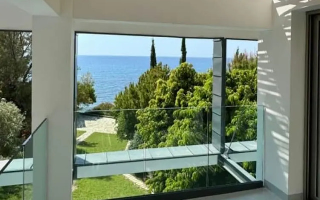 Secluded Oasis With Stunning Views Private Beach