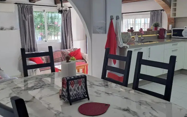 2 Bed Villa - Sleeps 5 - Private Pool & Garden