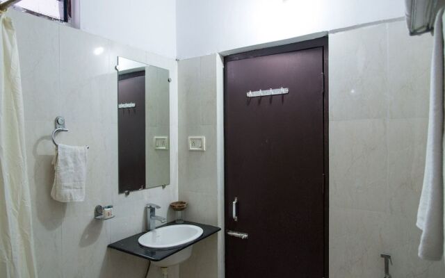 OYO 10323 Hotel Gorbandh