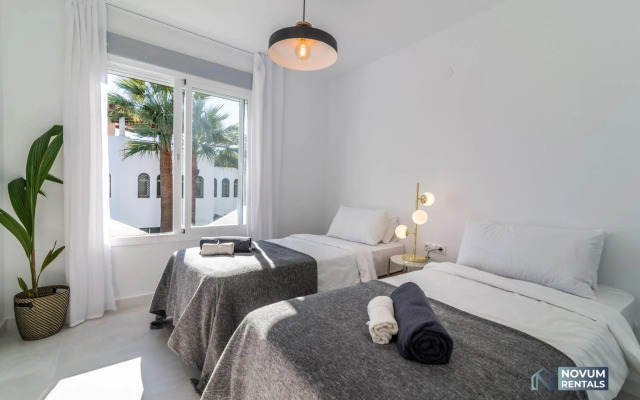 TOP RENOVATED 3-BDRM TOWNHOUSES with POOL, BBQ & ROOFTOP TERRACES