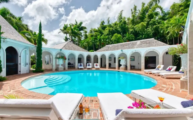 Luxury 8BR Hilltop Villa Sweeping Sea Views Private Pool