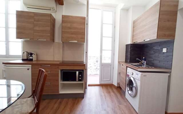 Central 1 Bedroom with Balcony