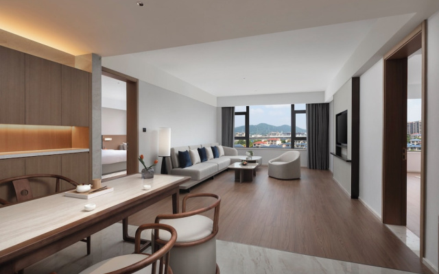 Crowne Plaza Xiangyang Fuchun Lakeside by IHG