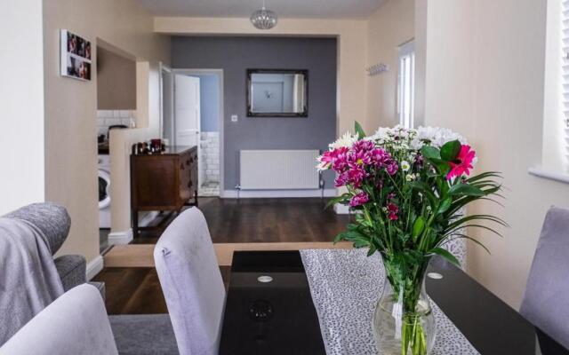 Tallets Apartment with Balcony & Parking
