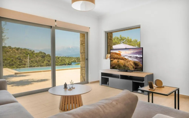 Villa Chriselia - 3 Bedrooms With Sea Access