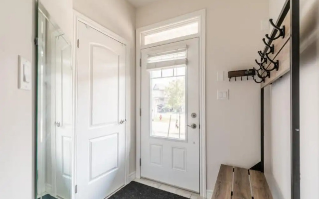 Modern Lakeshore 3BR 3BA TH Free Parking BBQ