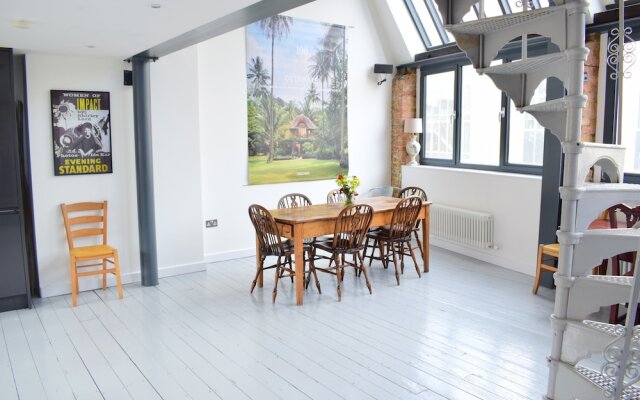 2 Bedroom Loft Flat in Hammersmith