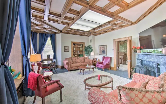 8 Mi to Hersheypark: Luxe Manor in Annville