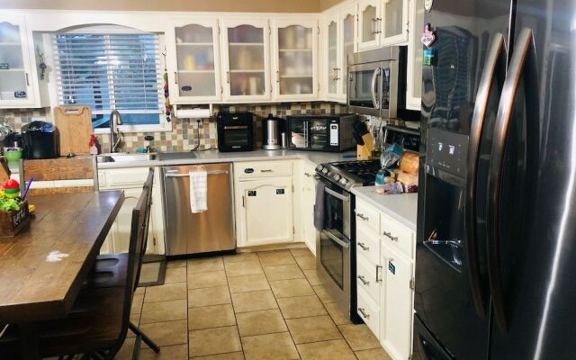 Becky & Marvels 420 Stay (Private Room)