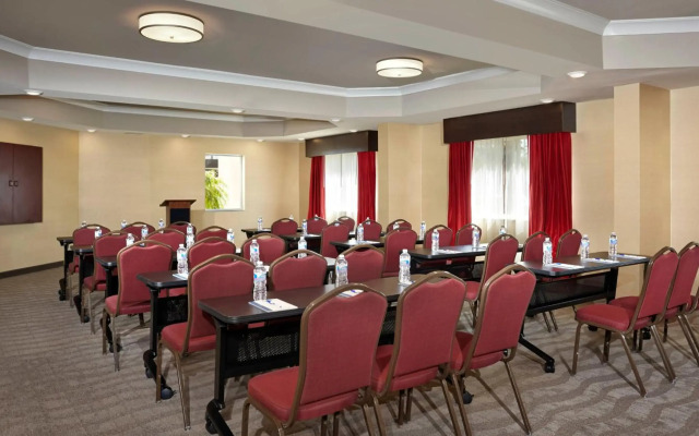 Holiday Inn Express & Suites Naples Downtown - 5th Avenue by IHG