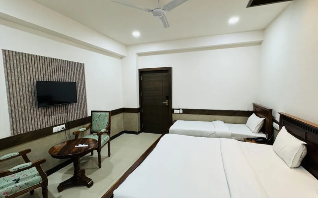 Hotel Tirth by Sonu Cafe