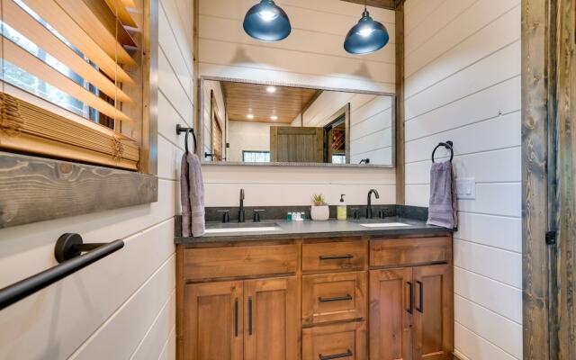 Serene Broken Bow Cabin w/ Hot Tub & Fire Pit!