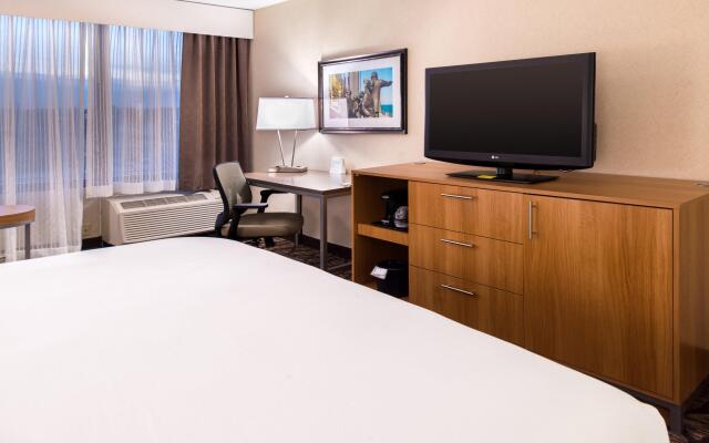 Holiday Inn Hotel & Suites Warren, an IHG Hotel