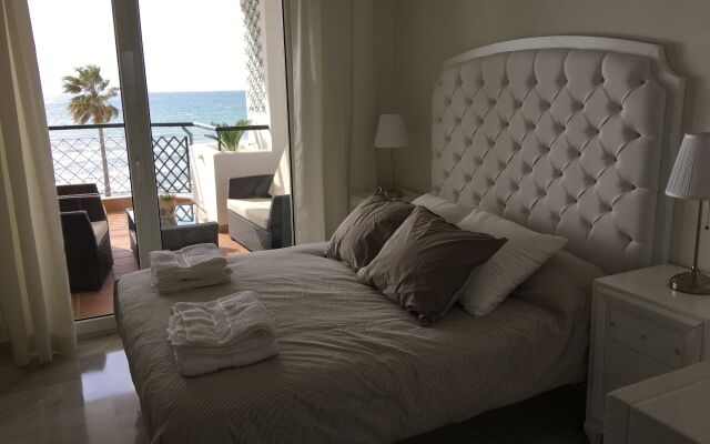 Mi Capricho Beachfront Apartment - Sitio de Calahonda