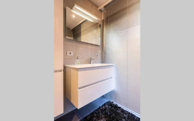 Modern Studio 4p near Bruges with Free Parking