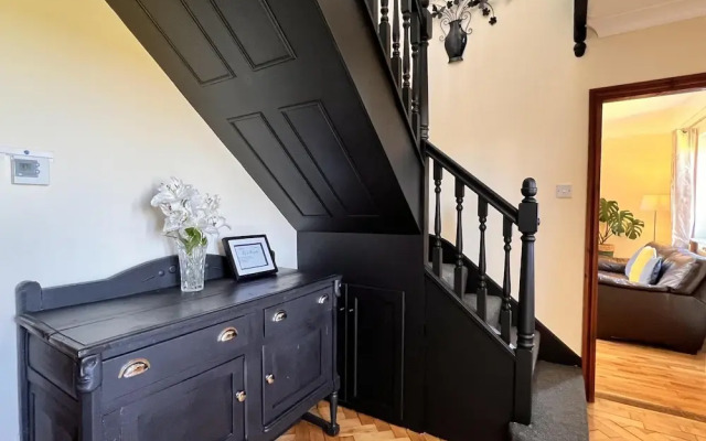 4 Bedroom Detached Farmhouse Mountain Views