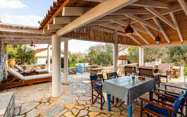 The Blue House Seaside Retreat - Fully Equipped