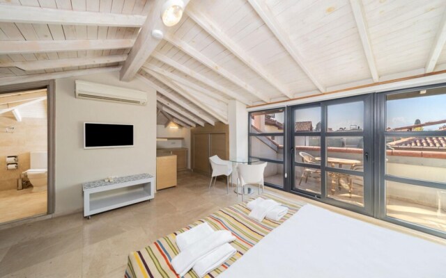 Glamorous Hotel Room Near Hadrian s Gate