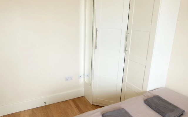 SS Property Hub - West Kensington Apartment