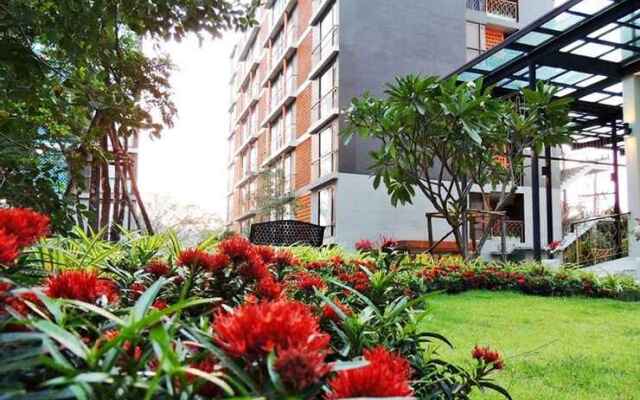 Balcony Courtyard Hotel & Serviced Apartment