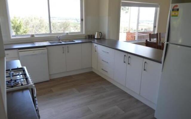 BATHURST GOLDFIELDS RESIDENCE on MOUNT PANORAMA