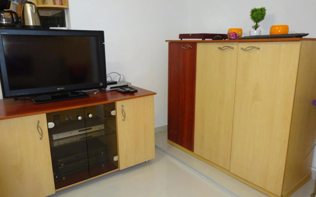 Jasmin White Apartment