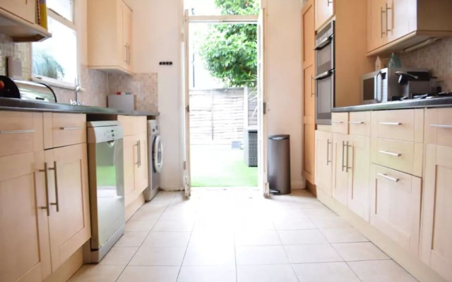 5 Bedroom Family Home Near Wimbledon
