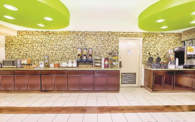 La Quinta Inn & Suites by Wyndham Oakland Airport Coliseum