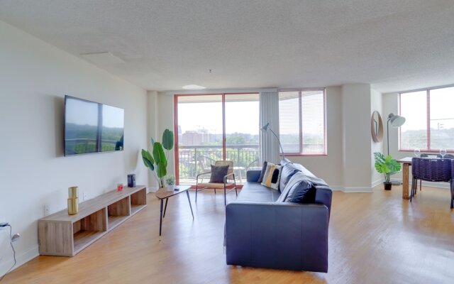 Gorgeous Apt with Rooftop City View