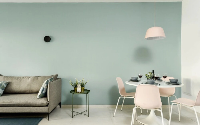 Stylish with Balcony Viewing Rothschild