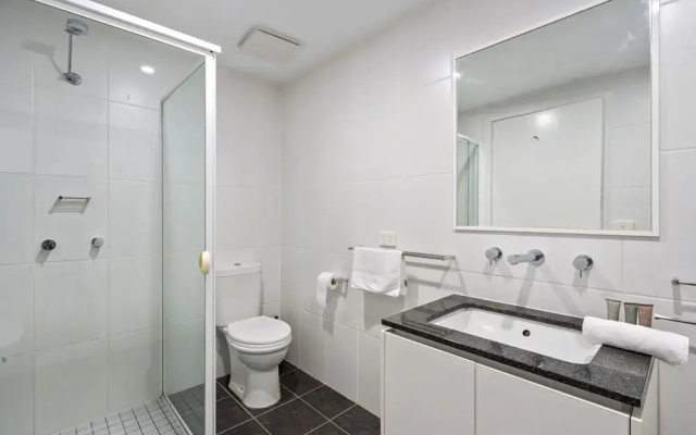Stylish 1-bed Apartment With Balcony & Pool Access