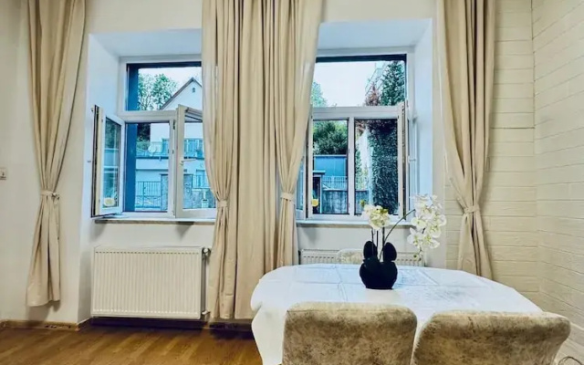 Lovely 2BR for 5 Peaceful Central Stay