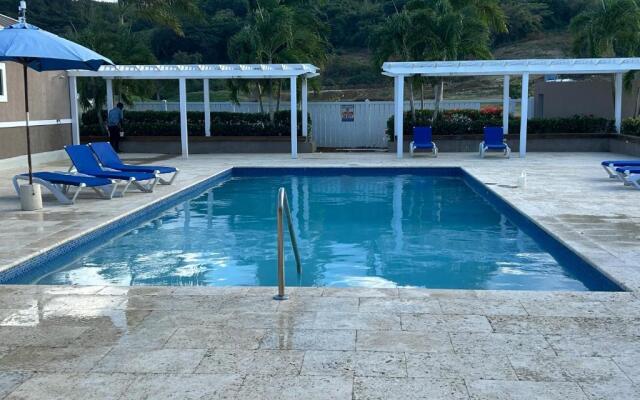 Seamist villa @Oceanpointe Lucea comfy 2BR w/pool gym & parking