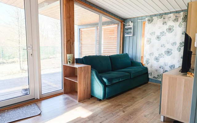 Дома в лесу возле реки