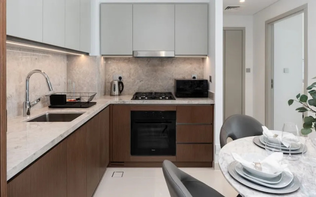 Contemporary 1BR w Dubai Marina Glimpse