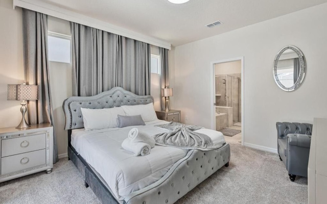 Luxury 5BR w/ Private Pool Windsor