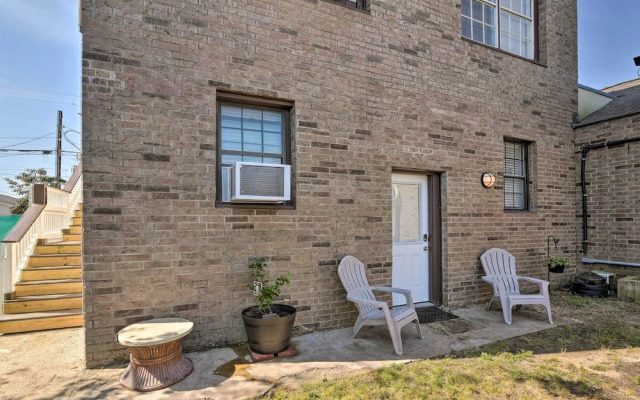 Romantic Apt: Private Patio & Shared Hot Tub!