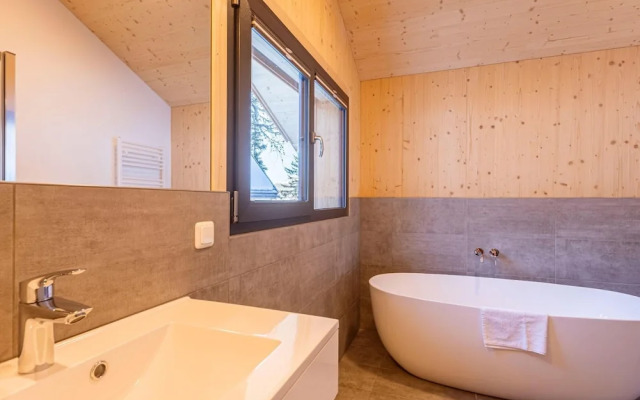 Charming Chalet With hot tub on Balcony