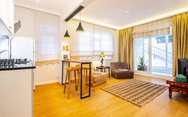 Central Flat With Backyard in Besiktas