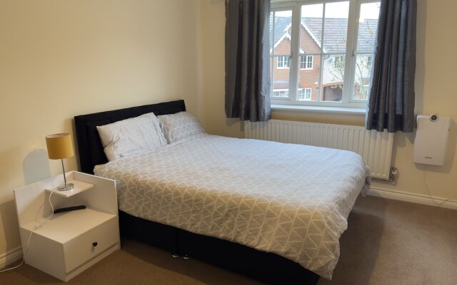 Lovely 2 Bedroom Family Holiday Home in London