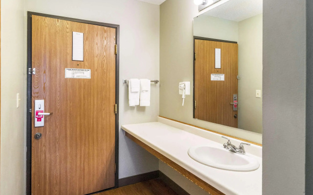 Econo Lodge Duluth near Miller Hill Mall