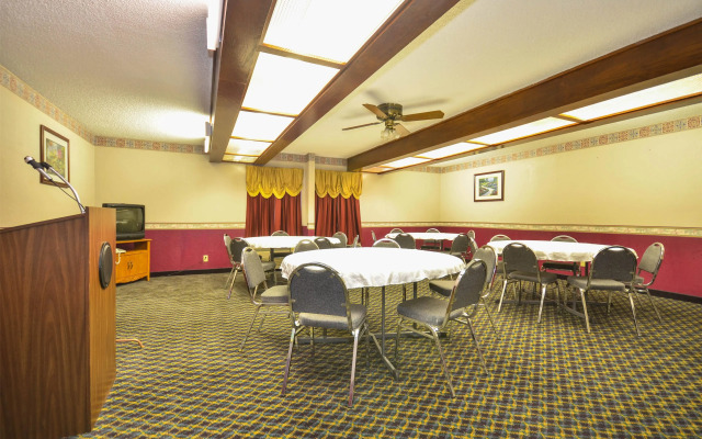 Days Inn by Wyndham Southern Hills/ORU