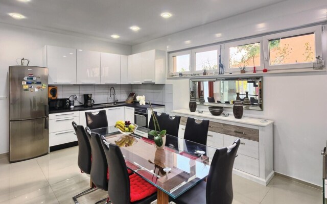 Awesome Home in Lokva Rogoznica With Sauna, Wifi and 4 Bedrooms