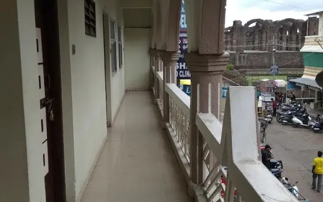 Iroomz Hotel Sagar Deluxe