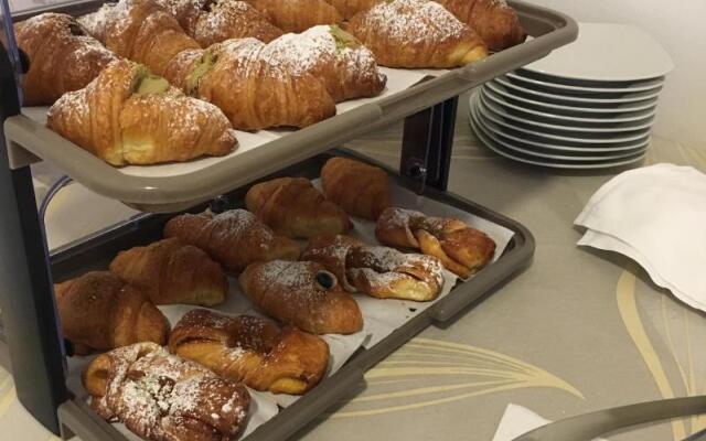 Moonlight Hotel & Suites