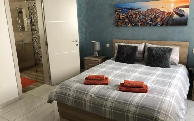 Penthouse in Marsaxlokk with panoramic views: 3 bedrooms, 2 baths